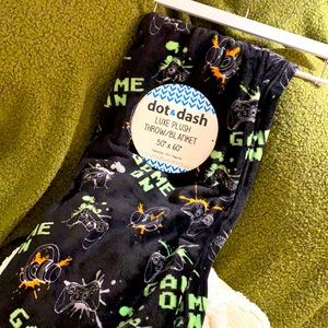 🎮Dot & Dash Luxe Plush Game On Throw Blanket